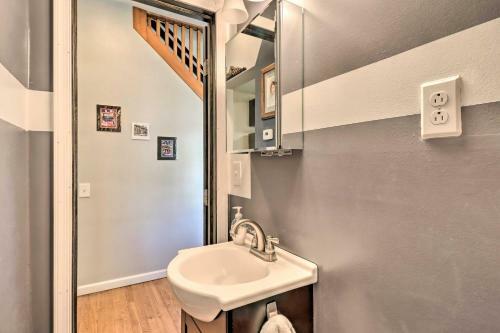 Dog-friendly Jim Thorpe Townhome With Fire Pit!