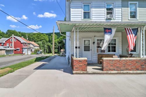 Dog-friendly Jim Thorpe Townhome With Fire Pit!