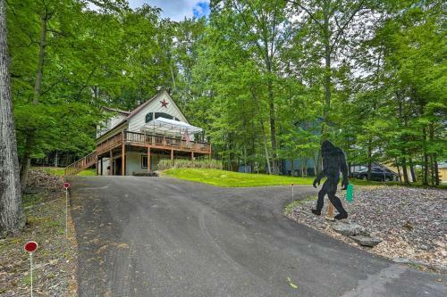 Cozy Lake Ariel Home With Community Amenities!
