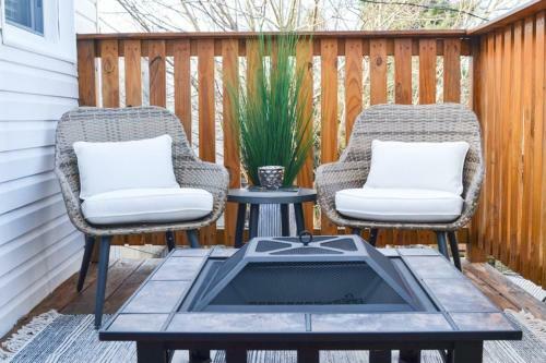 Beautiful 2 Bedroom 1 Bathroom Apartment With Patio And Deck