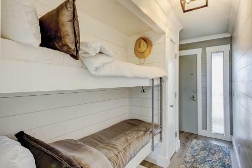 Sea Cabin 121-b