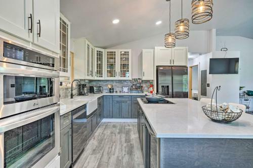 Modern Moncks Corner Home Private Hot Tub!