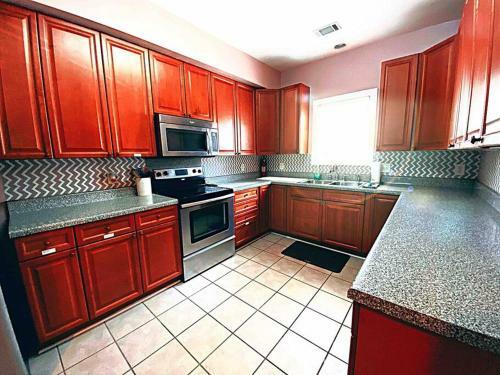 3 Story Lake House Near Historic Downtown