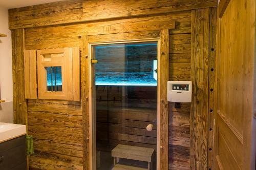 Chalet Am �lberg Mit Badefass Und Altholzsauna