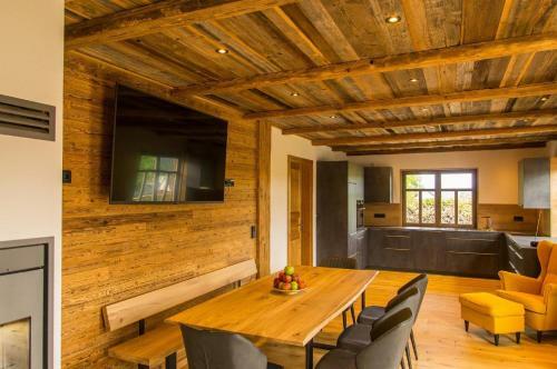 Chalet Am �lberg Mit Badefass Und Altholzsauna