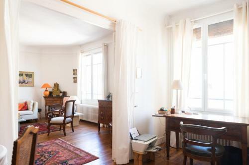 Bright 79 M Apartment Near Paris