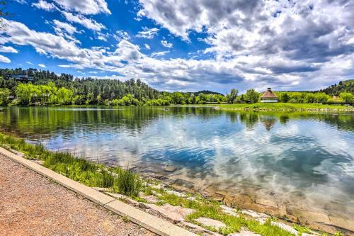 Charming Rapid City Apartment Walk To Lake!