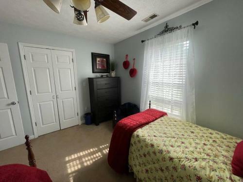 Relax In Bear's Den Getaway Private Home!