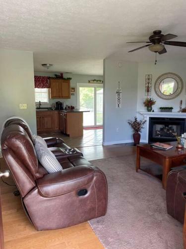 Relax In Bear's Den Getaway Private Home!
