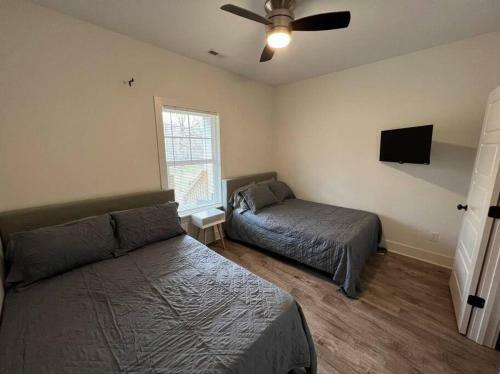 Delightful Cottage - 6 Miles From Downtown