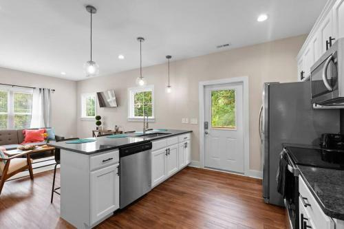Delightful Cottage - 6 Miles From Downtown