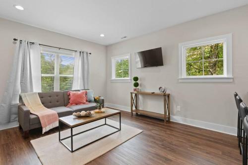 Delightful Cottage - 6 Miles From Downtown