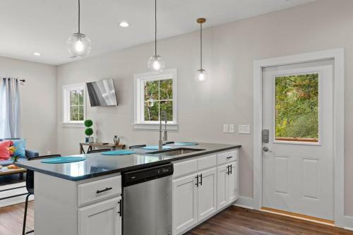 Delightful Cottage - 6 Miles From Downtown