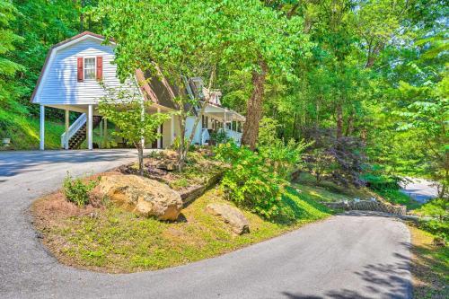 Secluded Chattanooga Getaway With Deck And Yard!
