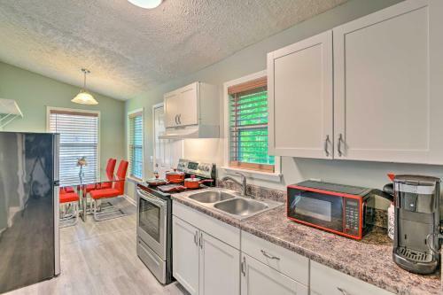 Quaint Dtwn Murfreesboro Cottage With Lush Yard