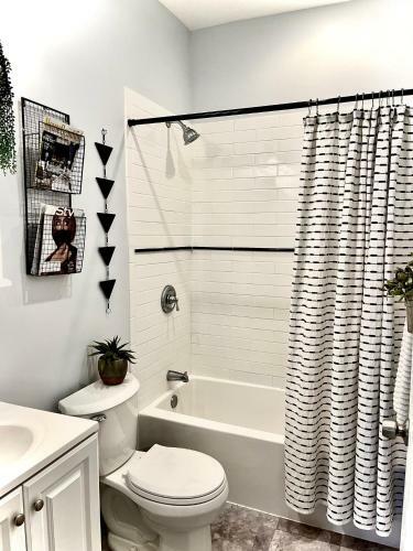 Apartamento Hip & Spacious 3br W/ Firepit & Large Yard