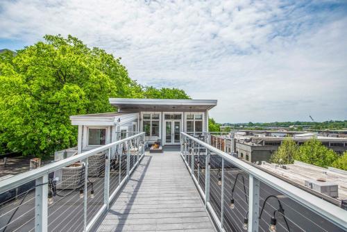 Apartamento Largest Rooftop W Firepit - Vaulted Luxe Penthouse