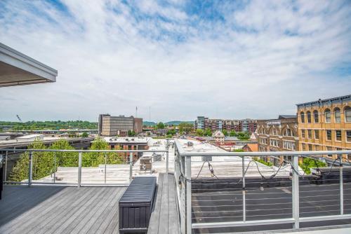 Apartamento Largest Rooftop W Firepit - Vaulted Luxe Penthouse