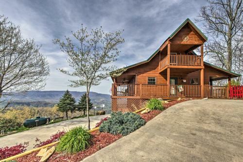 Copasetic Pigeon Forge Home W/wide Wraparound Deck