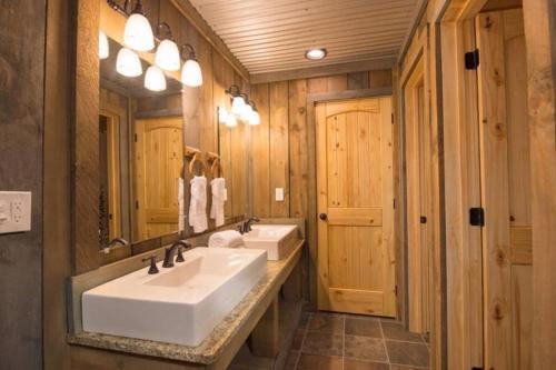 Mountain Views, Indoor Pool, Theater Room, And Fire Pit For 26!