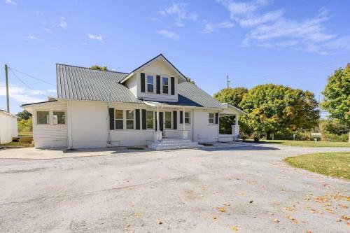 Beautiful Amp Spacious Fully Renovated Farmhouse