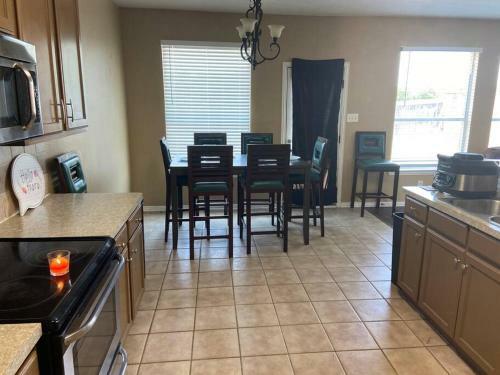 Huge Arlington / Mansfield 4 Bedroom 3 Bath