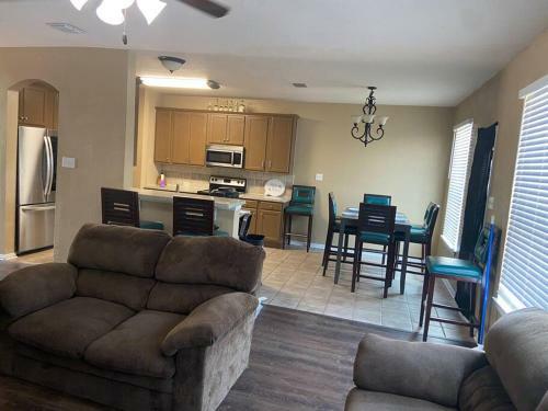 Huge Arlington / Mansfield 4 Bedroom 3 Bath