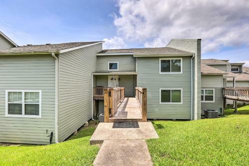 Modern Lake Livingston Townhome Water Views!