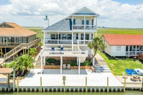 Beautiful House In Freeport On Deep Water Canal