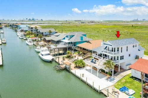 Beautiful House In Freeport On Deep Water Canal