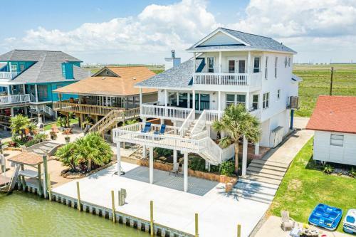 Beautiful House In Freeport On Deep Water Canal