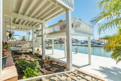 Beautiful House In Freeport On Deep Water Canal