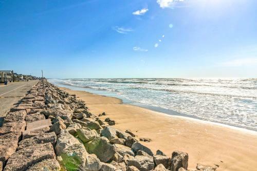 Sunny Freeport Home With Deck And Ocean Views!