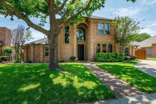 Executive Family Home With Pool In Keller