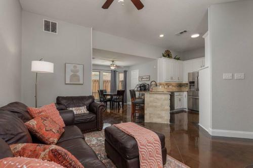 Executive Family Home With Pool In Keller