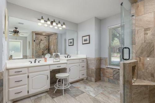 Executive Family Home With Pool In Keller