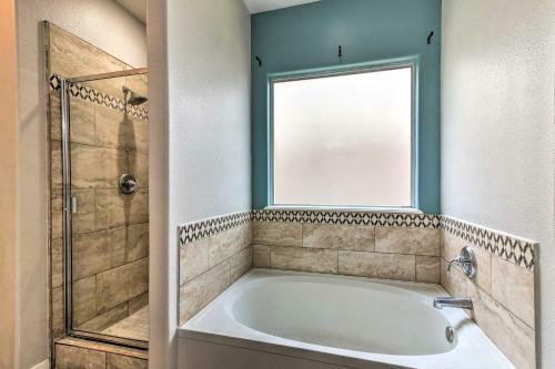 Convenient Katy Retreat - 27 Mi To Houston!