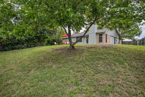 Cozy Irving Home With Fully Fenced Backyard!