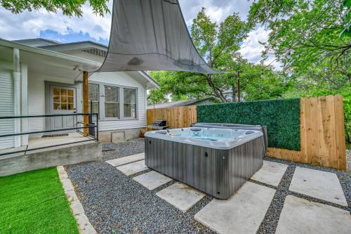 Super Cute Haus - Hot Tub-fire Pit-2 Blks To Main!