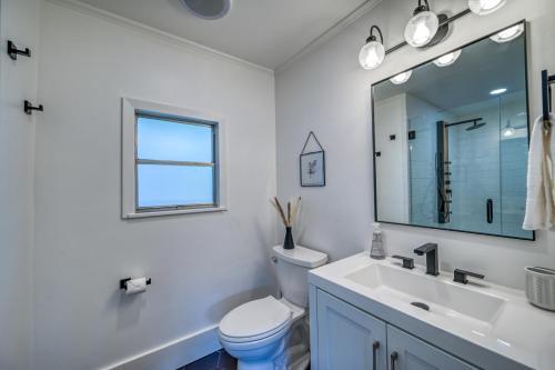 Super Cute Haus - Hot Tub-fire Pit-2 Blks To Main!