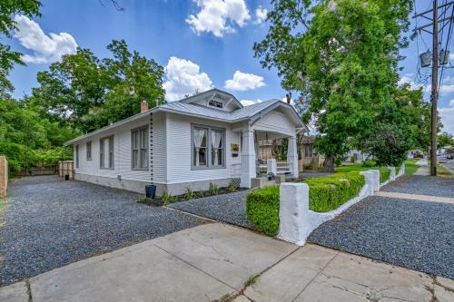 Super Cute Haus - Hot Tub-fire Pit-2 Blks To Main!