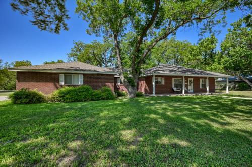 Cozy Haus With Bbq And Fire Pit! Close To Main St!