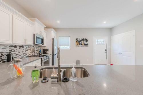 Modern 4 Br Near Downtown, Zoo