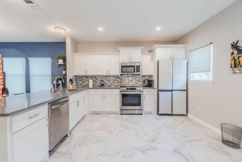 Modern 4 Br Near Downtown, Zoo