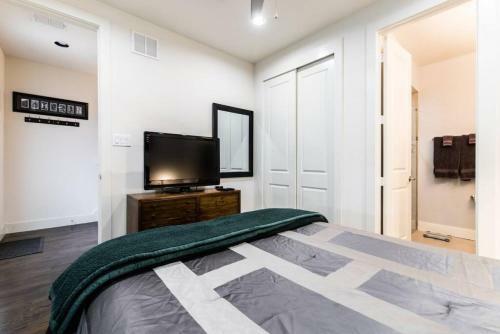 Stunning Townhome Near Uptown