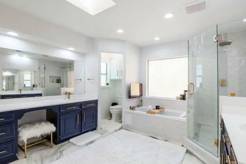 5 Bdr Modern Home With A Firepit, Heated Pool & Spa
