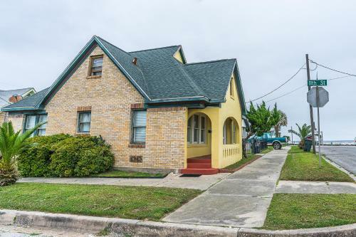 Beachside Bungalow By Ryson Vacation Rentals