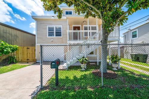 Galveston House Just Minutes From Attractions