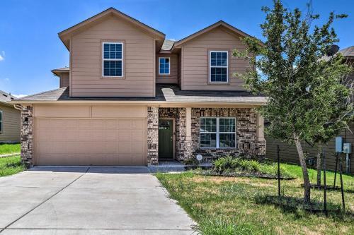 Roomy Austin Abode With Community Outdoor Pool!