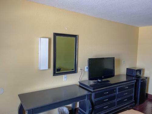 Hotel Deluxe Inn & Suites